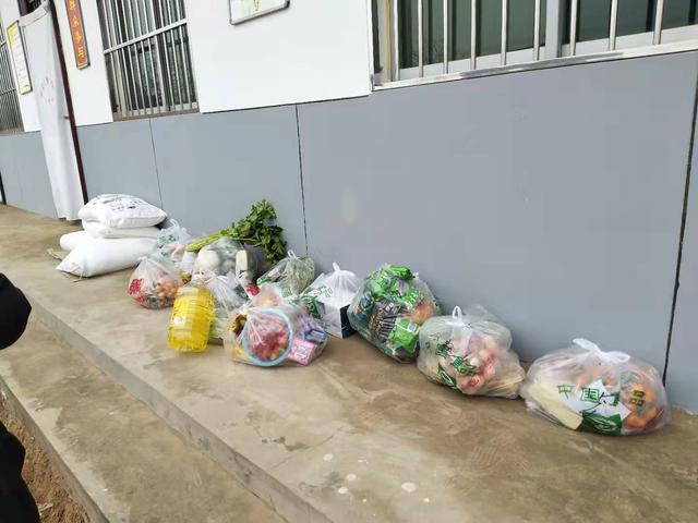 隔离疫情不隔爱守望相助暖人心,隔离病毒不隔爱居家隔离亦温暖