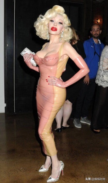 深度｜维密启用变性人，巴塞泳池开放裸泳，无性别时代悄悄来临？