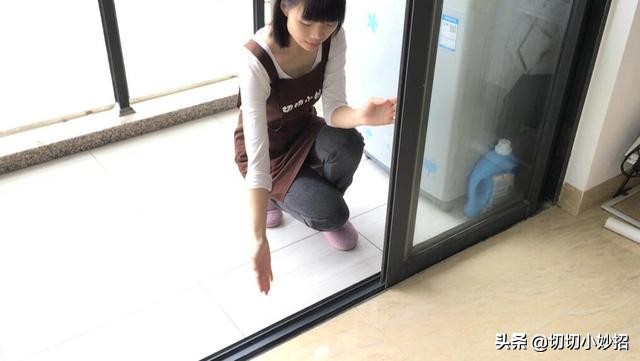 不论窗户缝隙多脏,只需一张纸巾,轻松解决,方法简单还彻底清洁