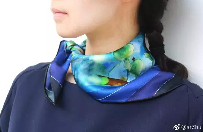 从服装外企高管到独立设计师,她把文学作品做成丝巾系在脖子上