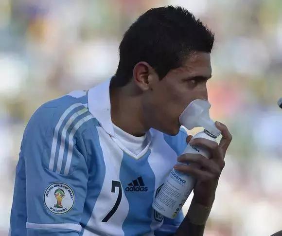 背着氧气罐踢足球,带着氧气瓶踢球