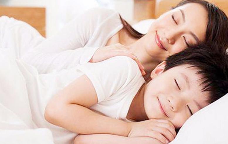 小孩2岁还没断奶，奶却不着急，直言5岁断奶也不迟