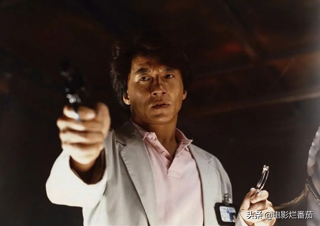 一急之下炒掉导演自己来，成龙在放火烧掉整条街后，电影终于大卖