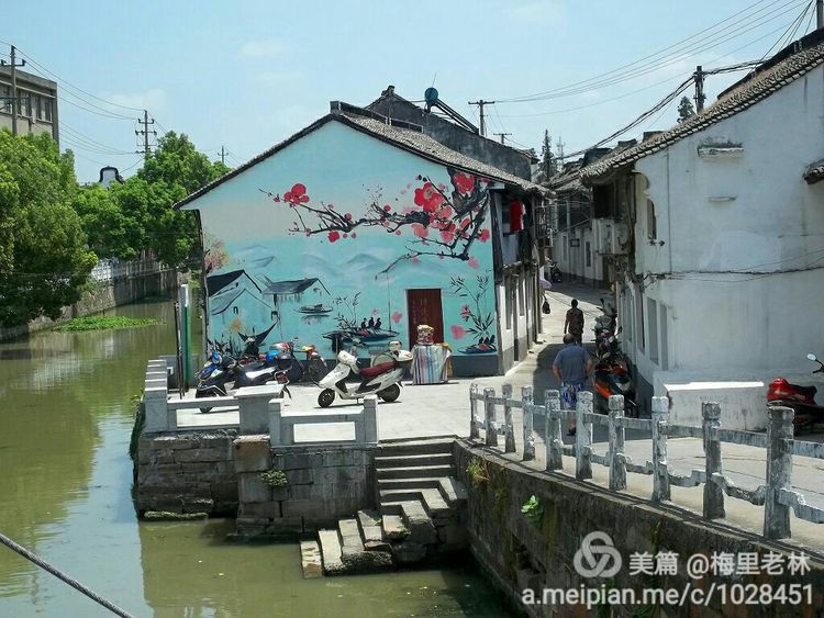 王店古称梅里，始建于五代后晋天福年间，距今有1000多年（2）。