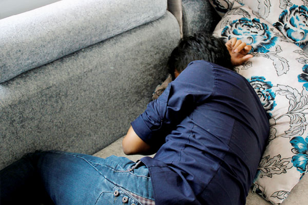 双手垫着后脑勺睡觉,双手垫在腰下面