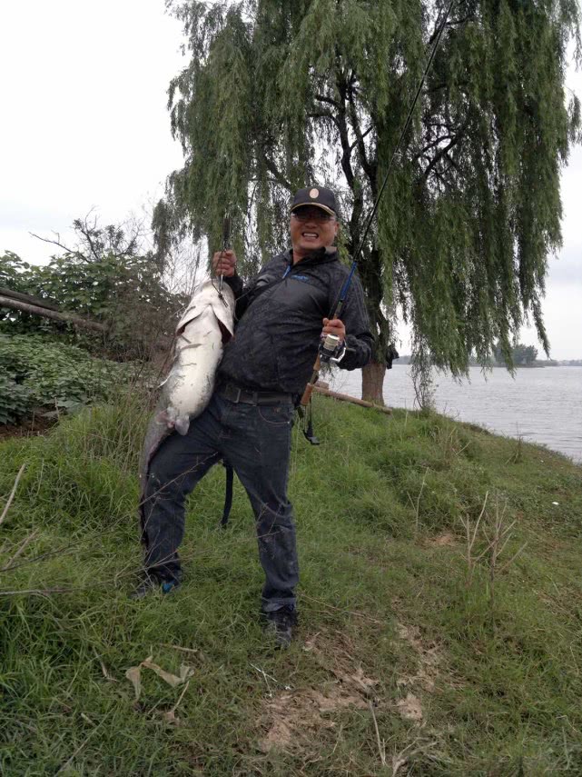 外国人用奇葩假饵钓鱼,国外钓鱼用什么假鱼饵好