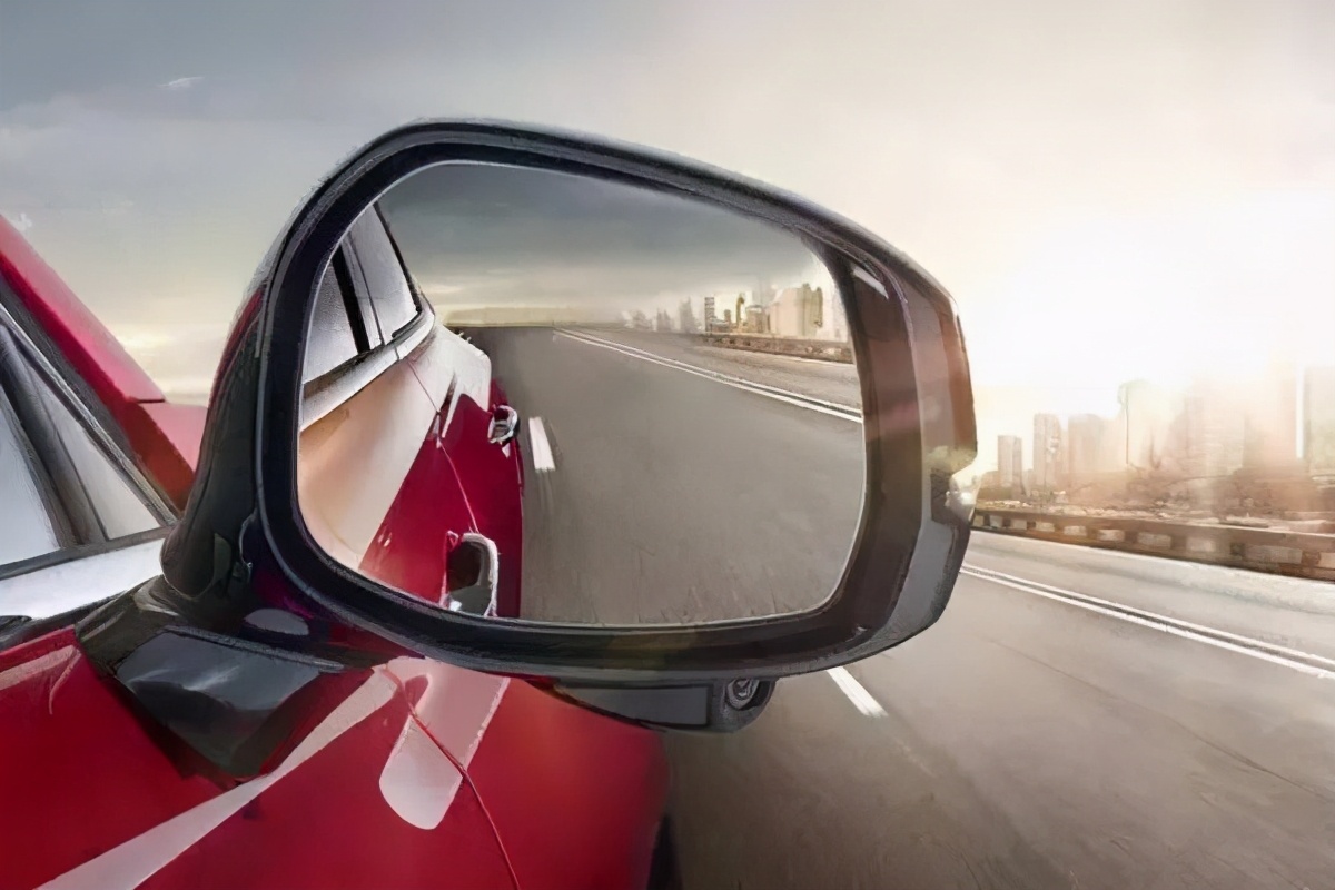 下雨天车后视镜看不清怎么解决,下雨天侧窗玻璃模糊看不清后视镜