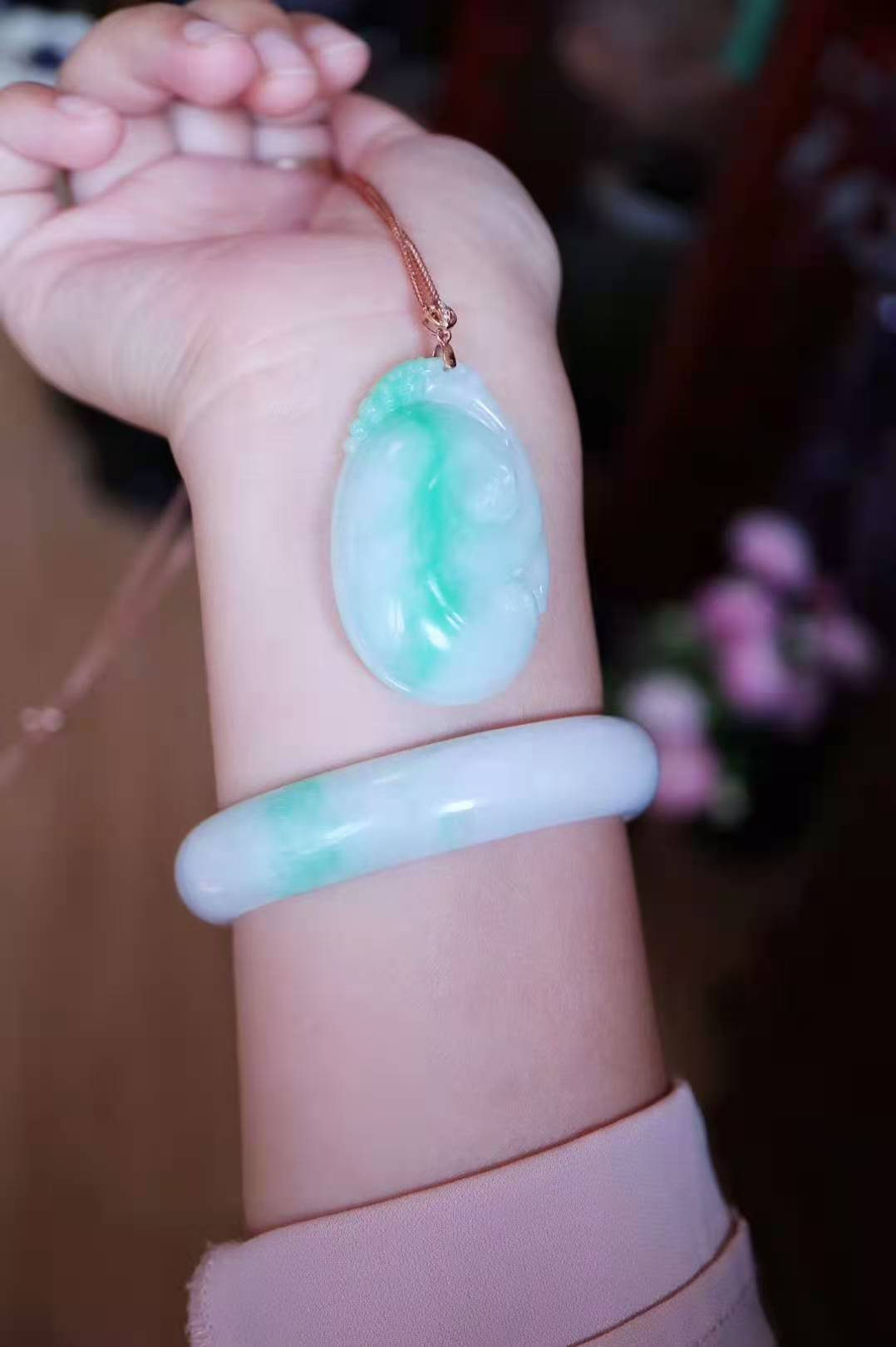 白底青手镯适合多大年纪戴,小圆条手镯适合什么年纪的人