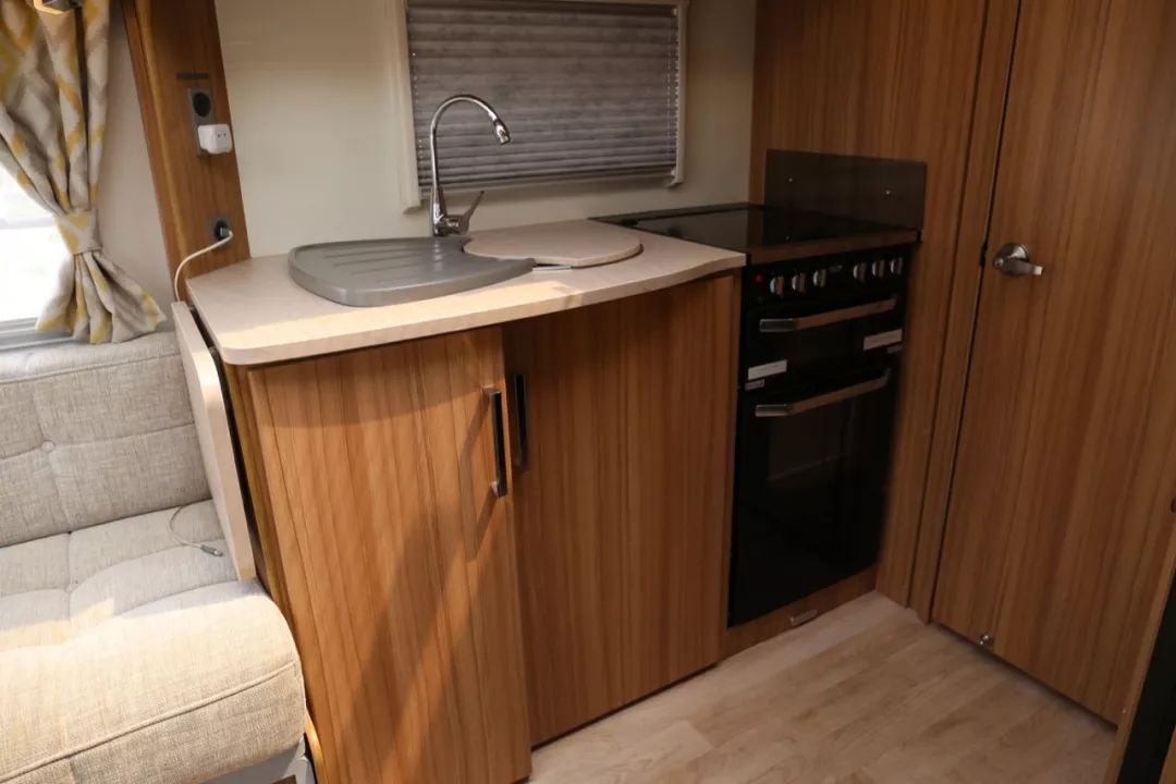 拥有一台拖挂房车有多好 (第一次开一个拖挂房车)