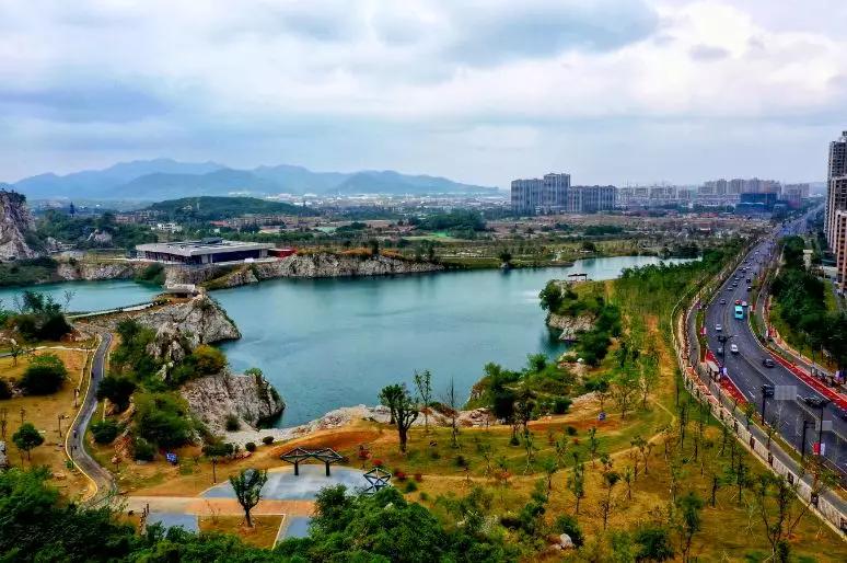 矿坑改造最美公园,矿坑改造湿地公园视频