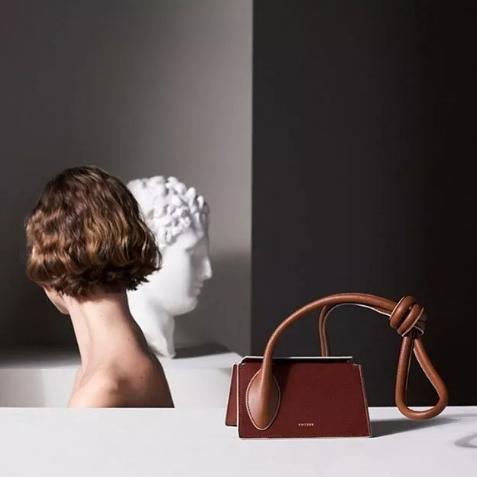 买了名牌包又得买名牌衣服,买了大牌包包后悔吗