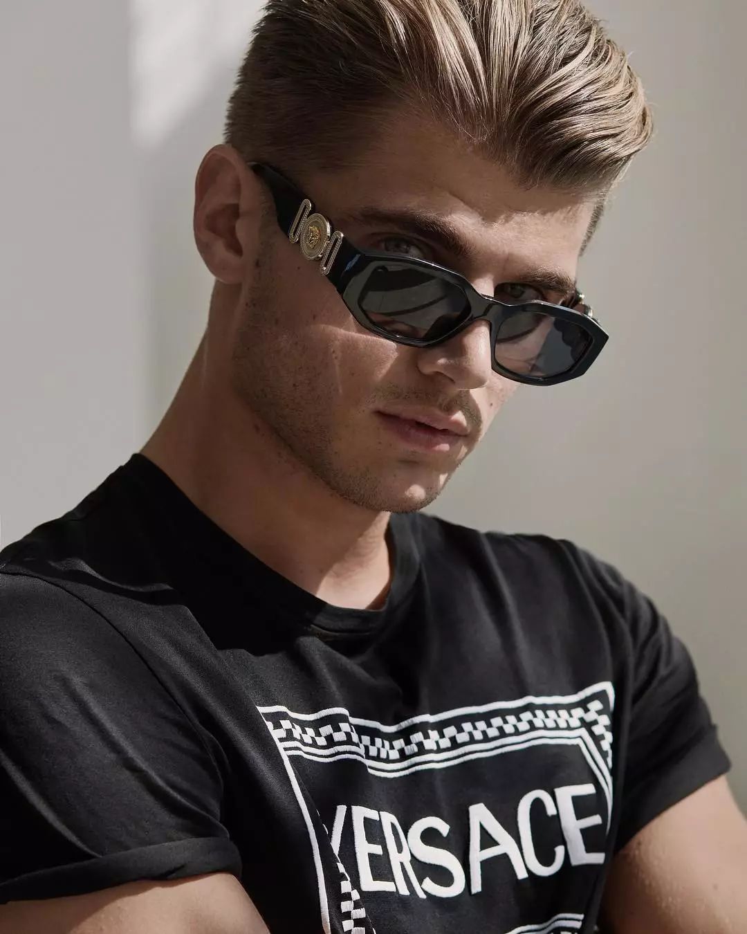 被嘲笑路人长相的搞笑网红TwanKuyper，成为Versace男模