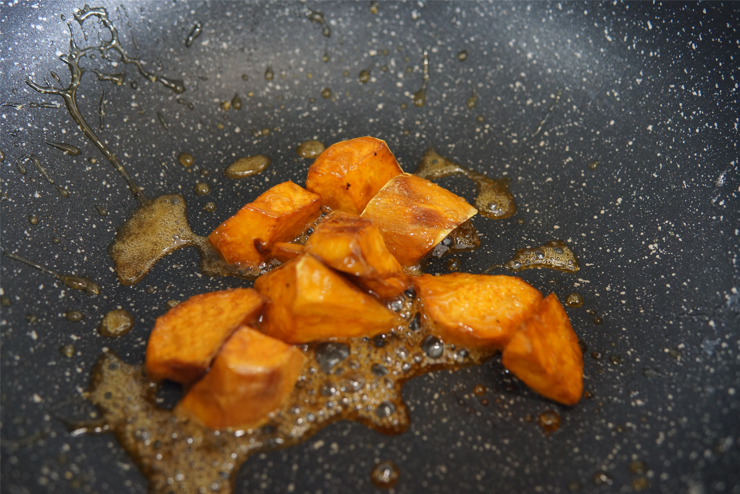 熬糖汁拔丝红薯怎么做才能拔出丝,拔丝红薯熬制糖的技巧