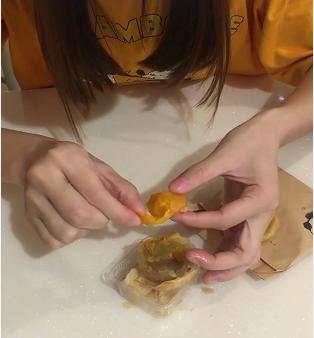 月饼大圆饼测评,四大名牌月饼大比拼