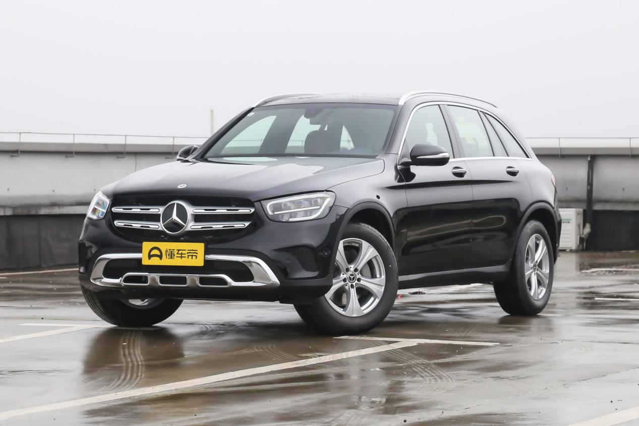 奔驰glc3502022款落地价多少钱,聊家轿车的性价比