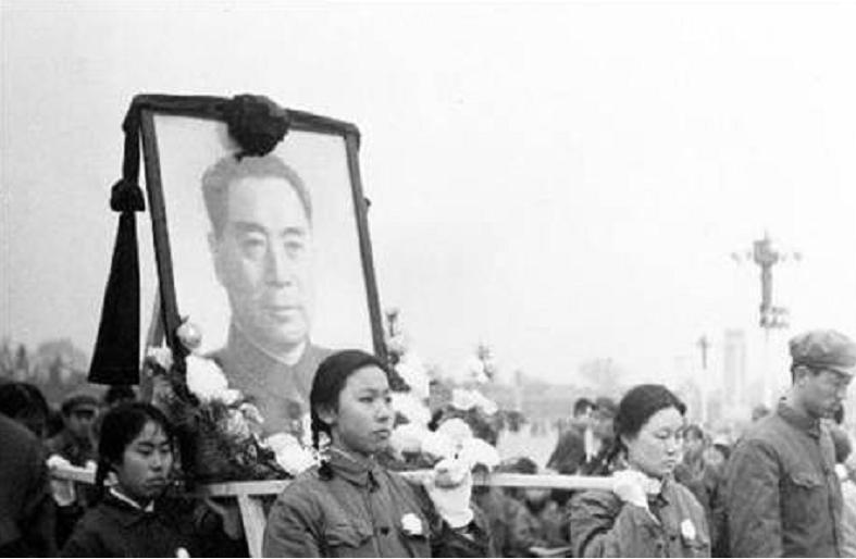 古今明捧着周恩来的骨灰,走过长安街,如今的他过得怎么样了?