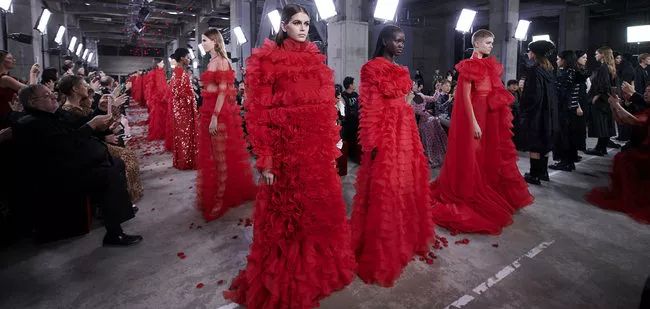 “Valentino红”降临东京，冠希哥说最近的生活“888”