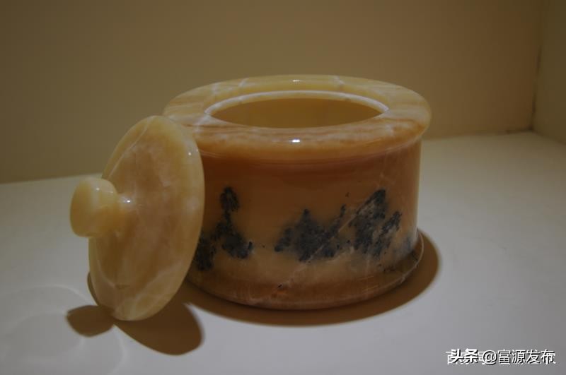 富源：曹跃兴创办佳景石材公司生产加工米黄松香玉工艺品名气大増