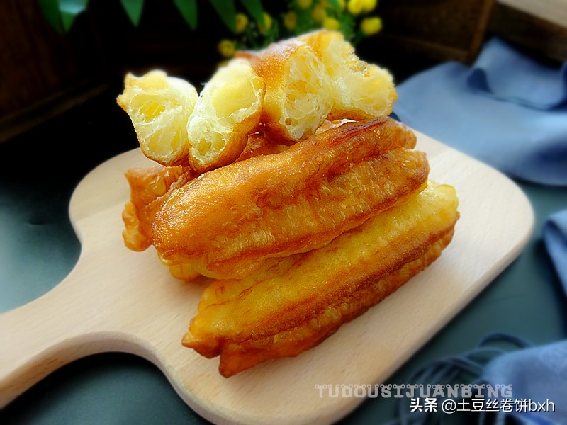 网红酸奶油条怎么做又蓬松又香,冷冻网红酸奶奶油大油条做法