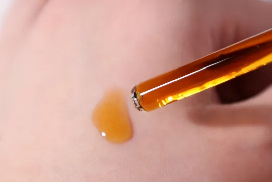 美白大作战水感透白精华,白瓷娃娃对美白皮肤管用吗