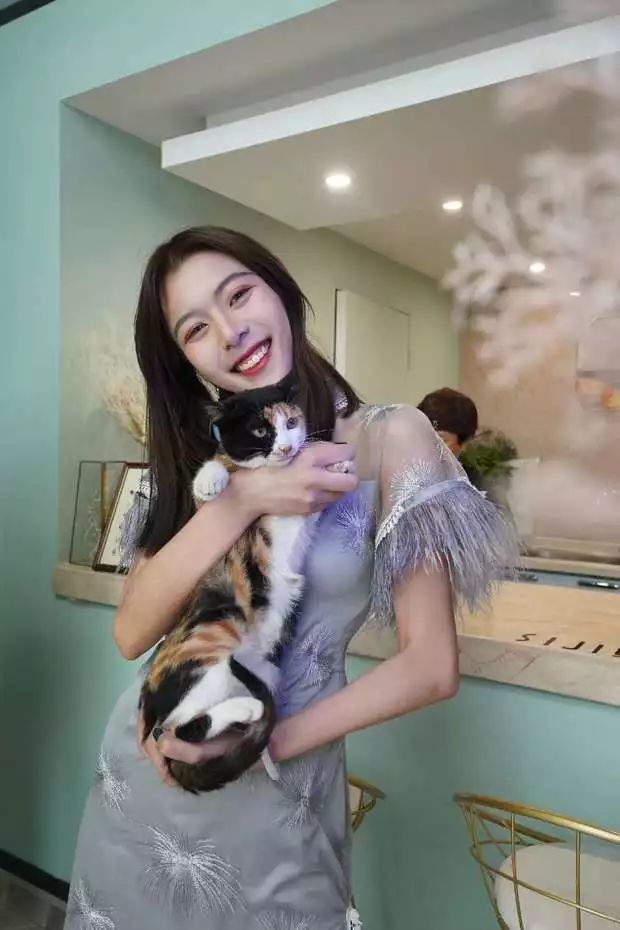 95后成都低欲望女店主：年销千万不爱豪车，最大心愿是买一台电脑