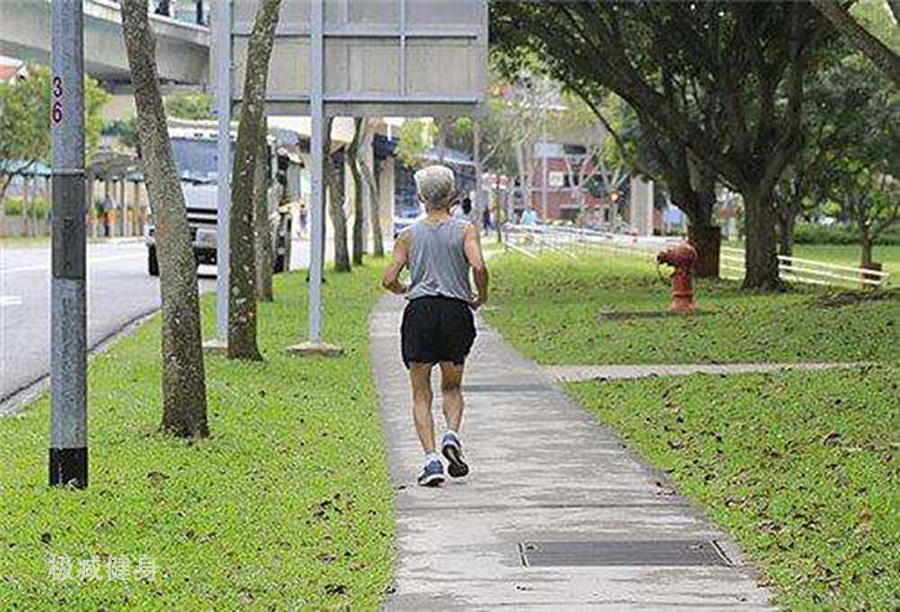 登山走和跑步哪个更减肥,登山减肥好还是跑步好