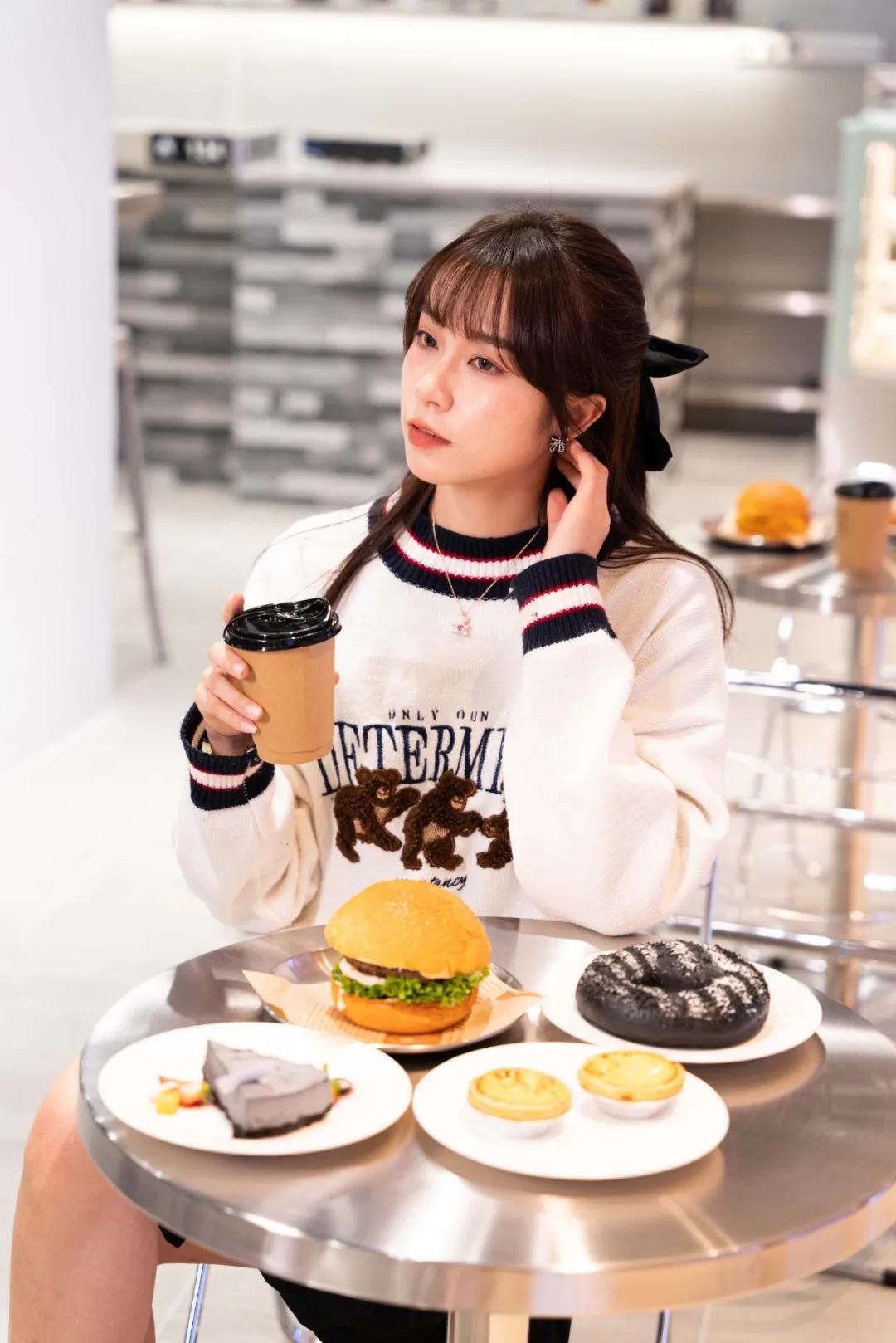 日夜不同科技感,春节潮玩创新方