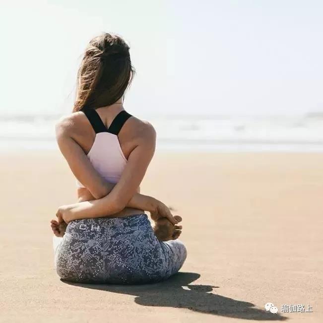 为什么练瑜伽动作身体颤抖,练瑜伽时腿抖还继续练吗