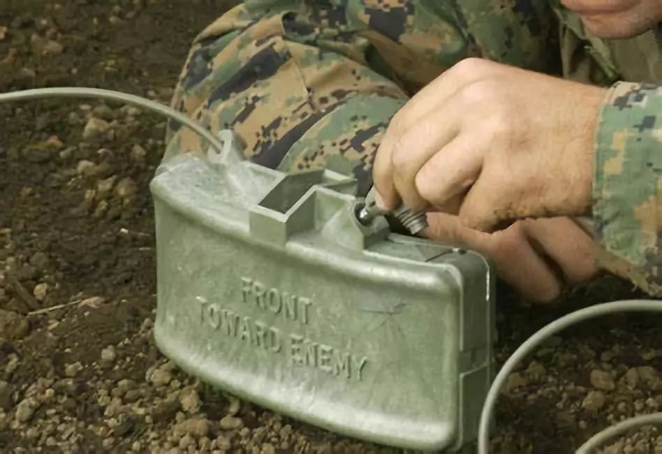 为了在战场上加热罐头,硬核美军点燃了一盒*药炸**?