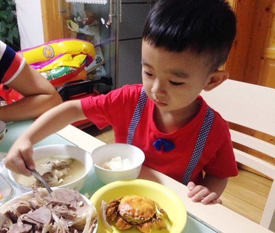 母婴知识宝宝吃太饱有三大坏处,为什么宝宝不能吃太多辅食