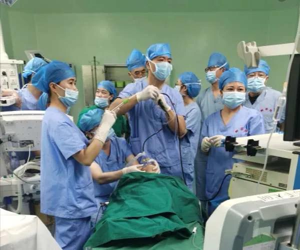 果冻卡死小孩,果冻卡住气管视频