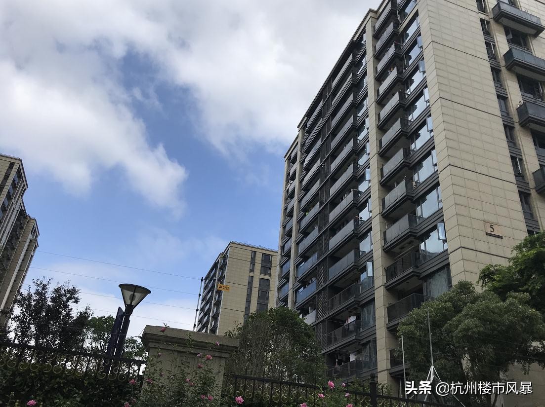 刚领出大证，紫金府已经有二手房挂牌了，单价6万+，会有人接盘吗