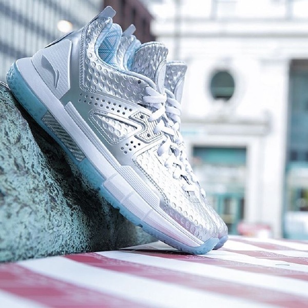 nba球员圣诞节穿什么鞋,nba球星平时穿什么鞋