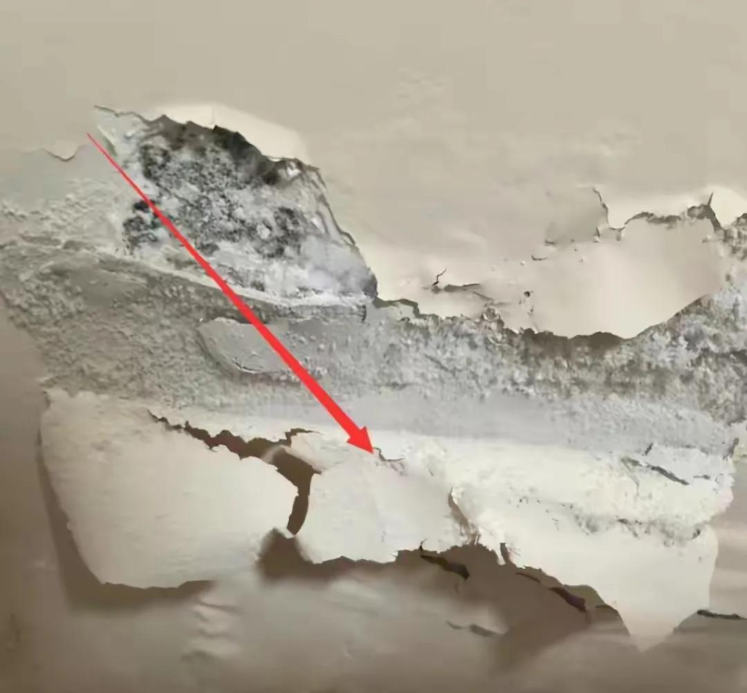 家里墙壁发霉发黑?别急着浪费钱重刷,传授一招,旧墙焕然一新