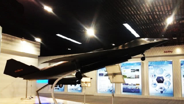 滑跑距离5公里以上，全国只有一两条跑道可用，轰18即将露出真身