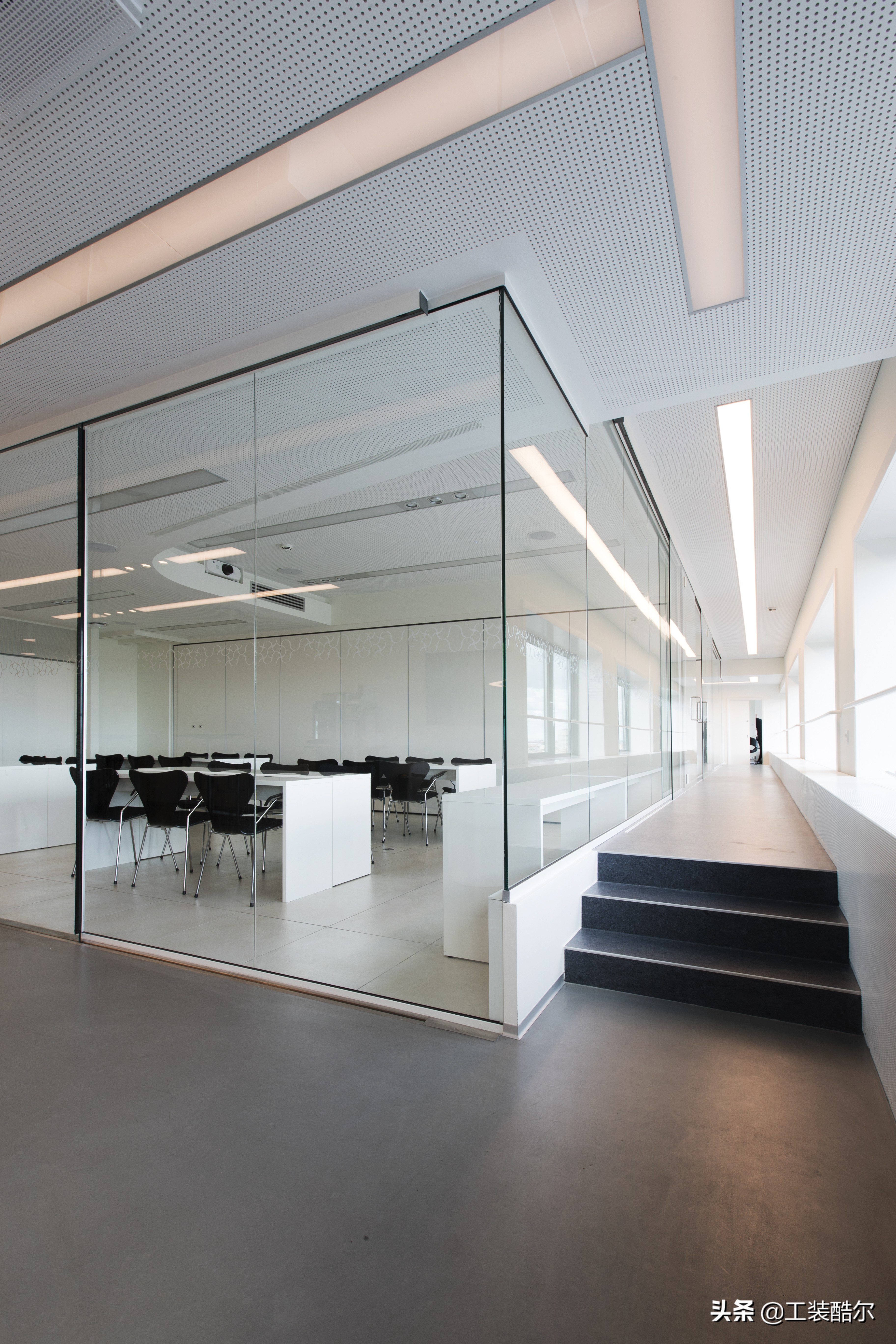 欧莱雅loreal嗨企专卖店橱窗,巴黎欧莱雅loreal