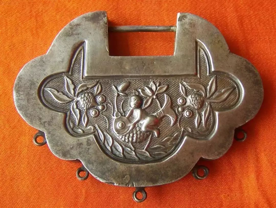 长命锁给娃戴,长命锁祝福视频