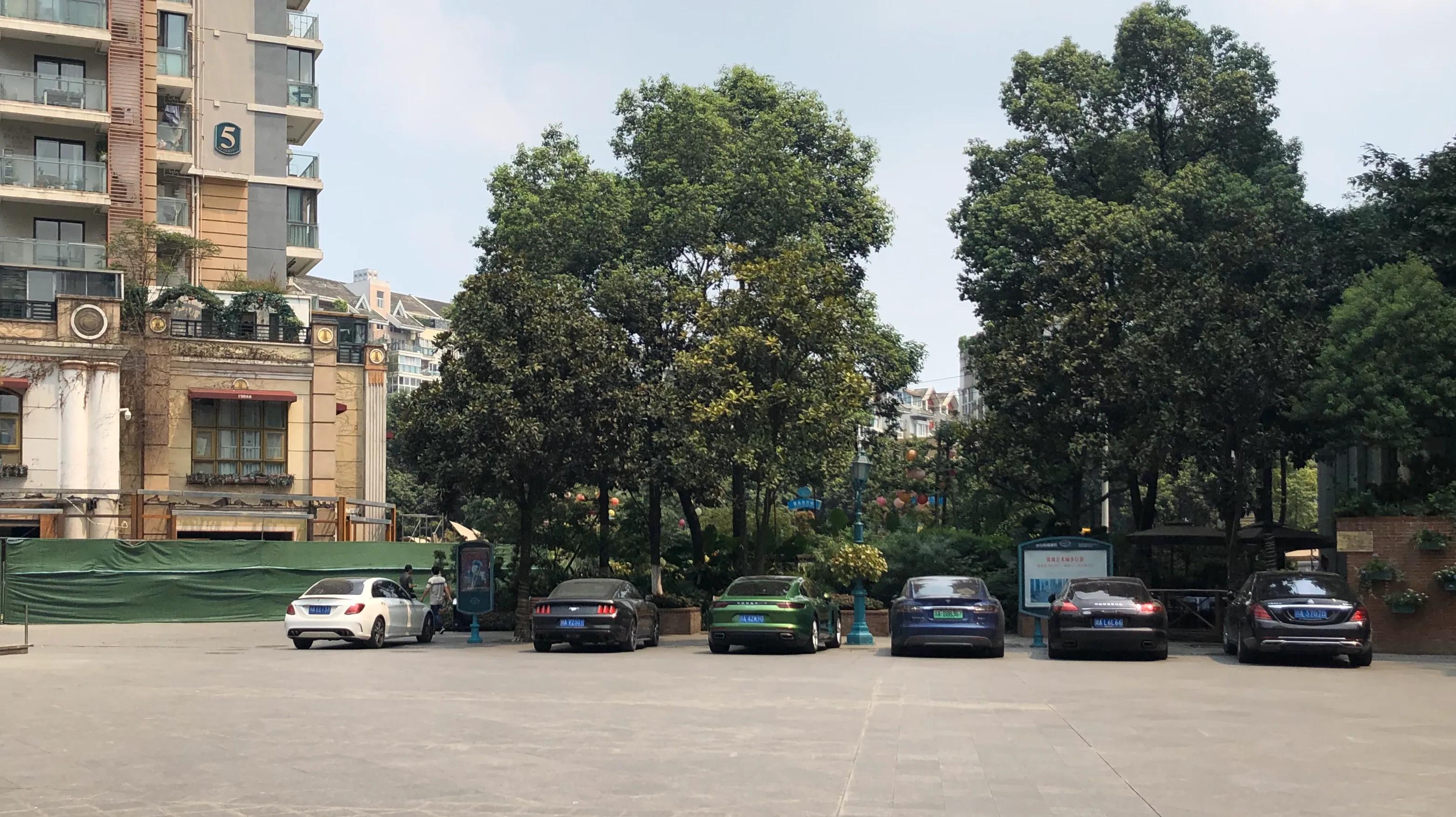 成都武侯区鹭岛路36号,成都鹭岛国际步行街豪车