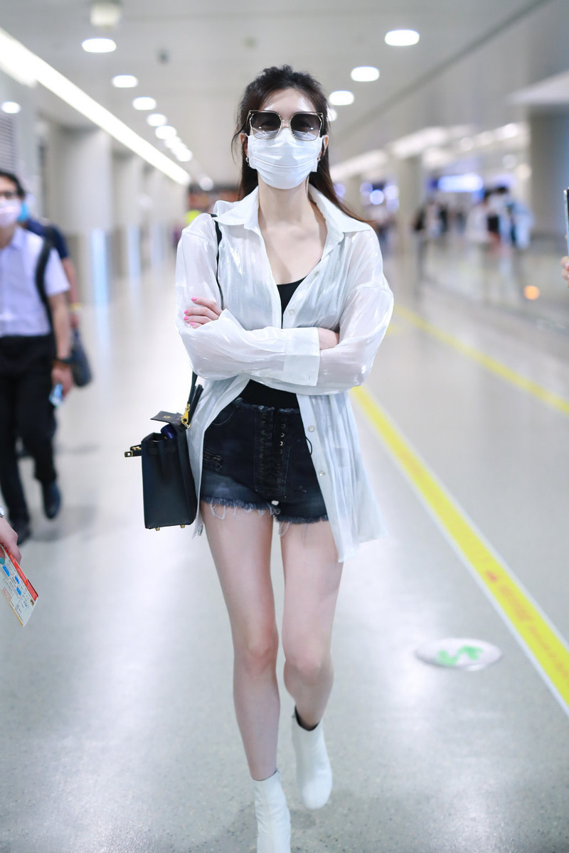 江疏影皮衣配衬衫耍酷,女士的法则江疏影绿衬衫