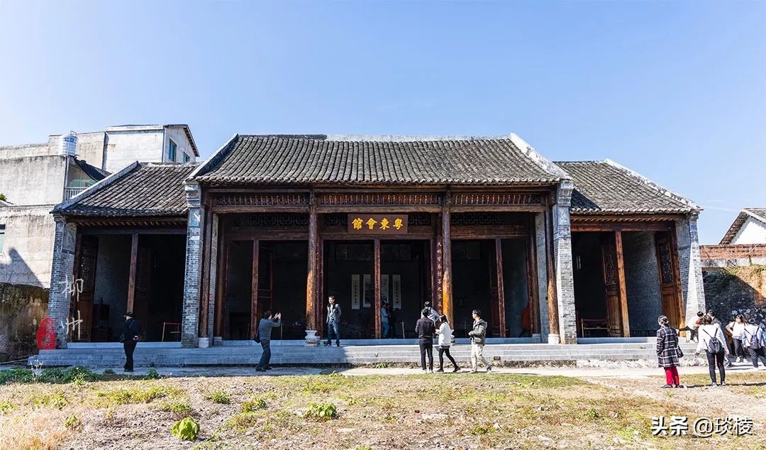 这个古镇好奇怪，门前放元宝，商号大门开洞，城隍爷与关二爷作伴