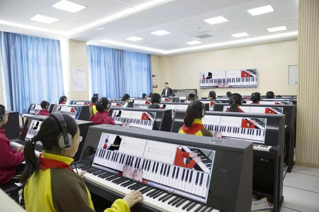全国首台高校公共钢琴落座母校北师大