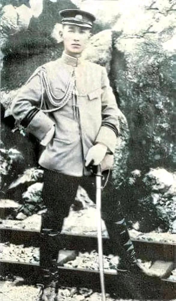 21张罕见的历史老照片：1931年在英国街头香烟贩卖机，投一币一支