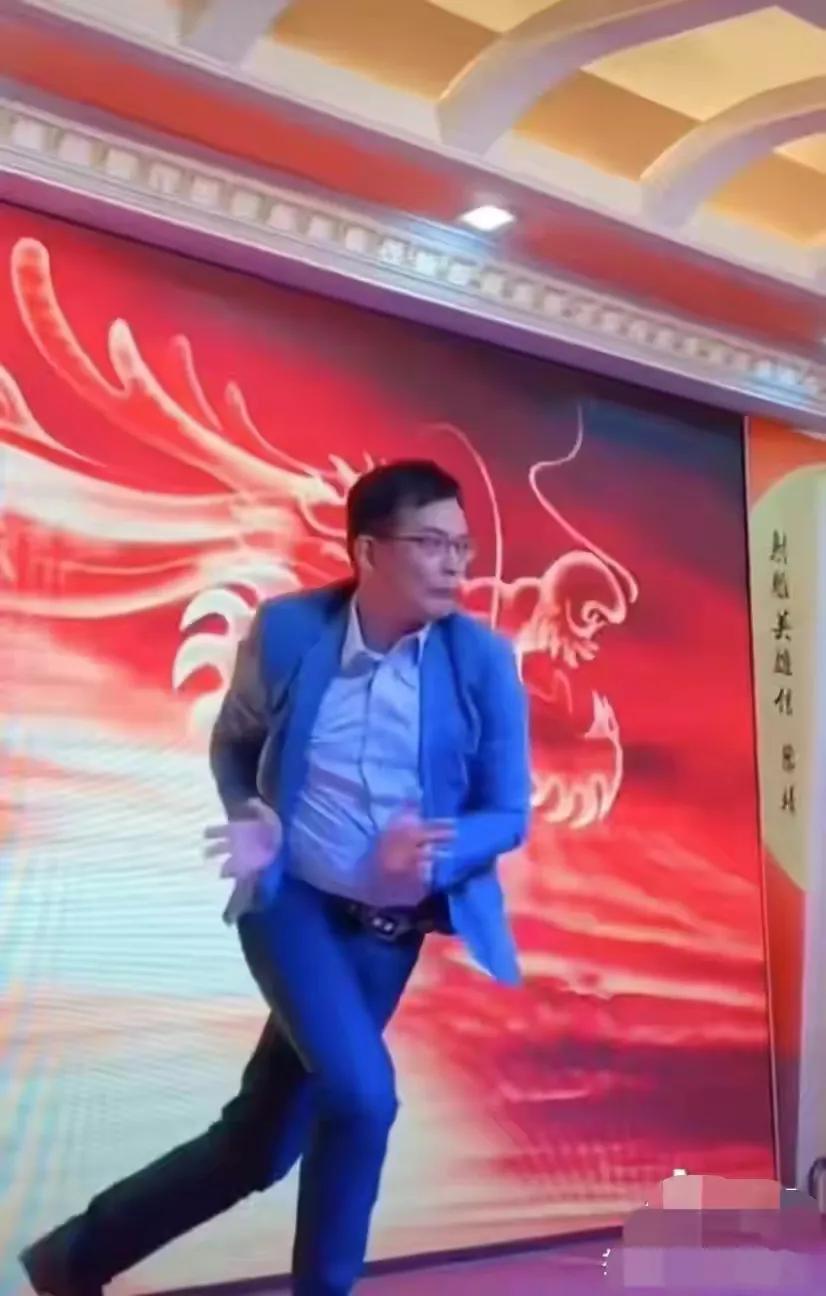 香港黄日华王杰县城捞金，央视郎永淳卖货：赚钱养家就是最大体面