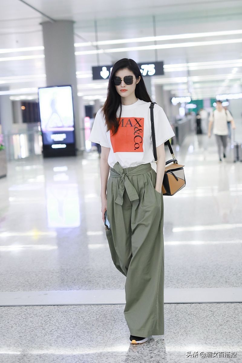 可仙可御!何穗穿裸色水钻裙秀身材,简单T恤配长裤就超级有范