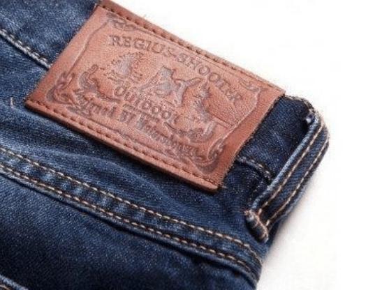 牛仔裤后腰为什么有一个皮标,牛仔裤后腰为什么都缝着一块皮