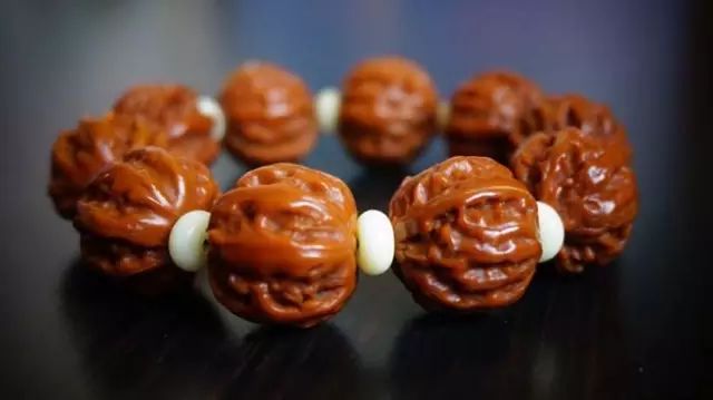 文玩手串刚开始买哪个比较好,新手最适合入手的文玩手串价位