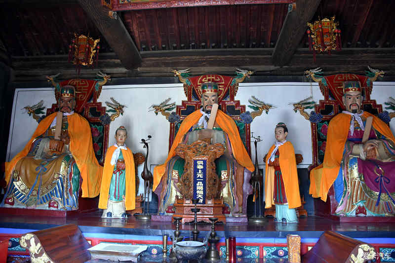 县长陪毛主席游览寺庙，方丈认出县长却没认出毛主席