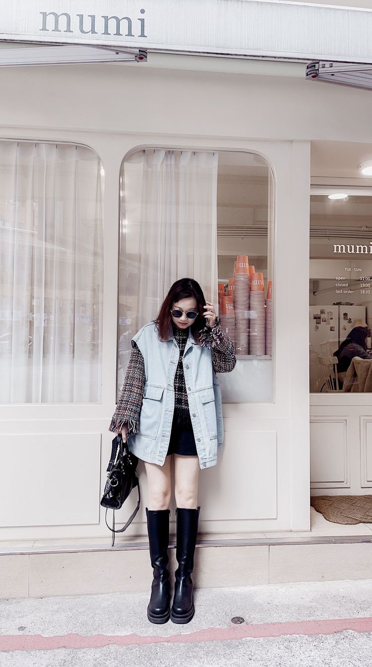 牛仔吊带背心搭配秋冬,长款背心宽松版型搭配