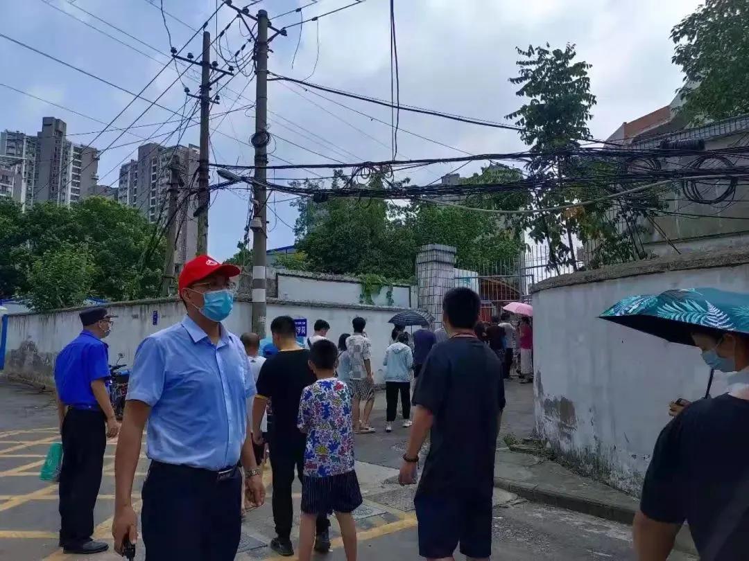 烈日炎炎,他们是东龙社区最美“小红帽”