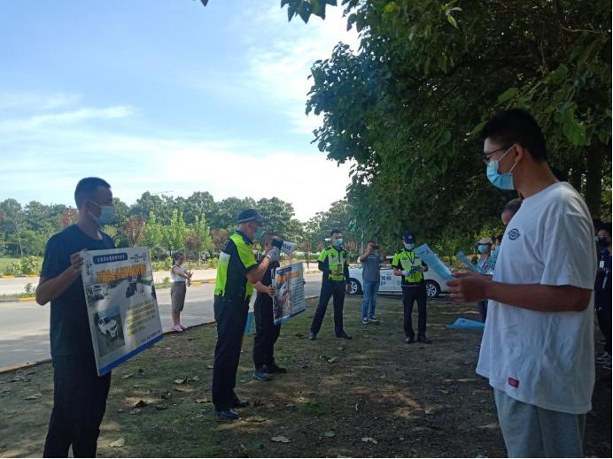 交管站开展一盔一带安全宣传行动,一盔一带交通安全宣传简报